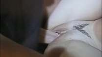 Татуированная зрелая брюнетка голубых нейлоновых чулочках трахается с хахалем в очко и суёт игрушку в вагину