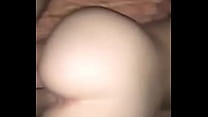 Коротко стриженная девка полностью лижет пенис парня